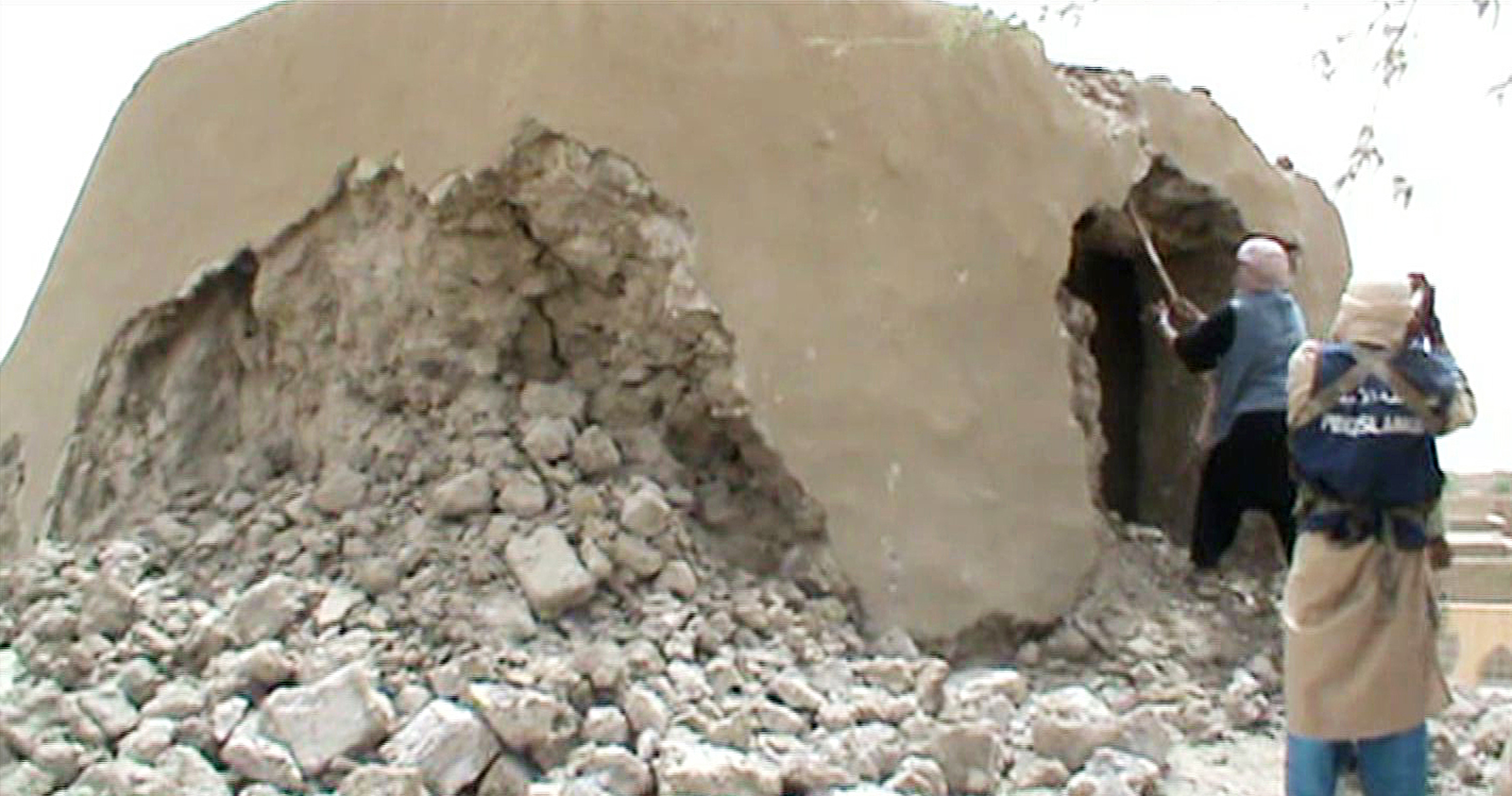 A sacred tomb of Timbuktu being destroyed